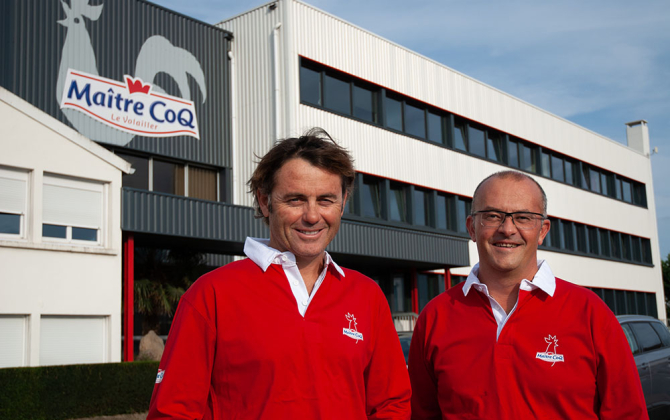 Yannick Bestaven, skipper, accompagné de Christophe Guyony, directeur général de Maître Coq, son sponsor. 