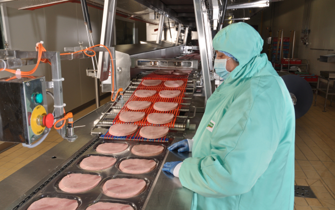 La chaîne de production de jambons de Fleury Michon, à Pouzauges, en Vendée. 