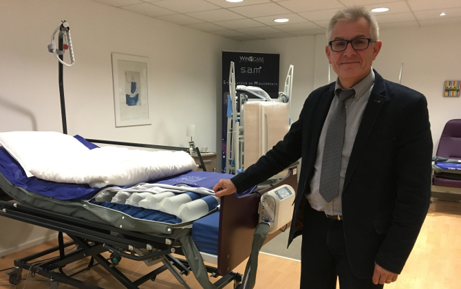 Jean-Pierre Saulnier, le dirigeant de Médicatlantic, du groupe Winncare France, fabrique des lits médicalisés en Vendée. 