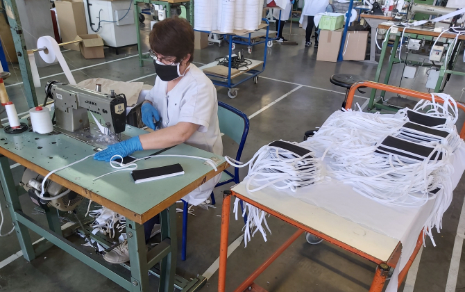 Une quinzaine de salariés est aujourd'hui affectée à la production de masques barrières au sein de la société AJ Biais.
