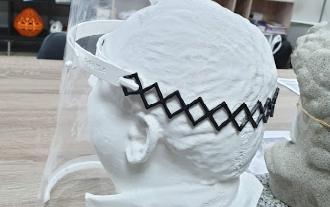 L'entrepreneur Santo Petranto a mis ses imprimantes 3D au service de la lutte contre le coronavirus Covid-19, en fabriquant des attaches frontales pour visières.