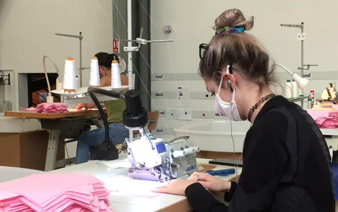 La société Cairn a reconverti ses couturières dans la production de blouses pour les personnels soignants du CHU de Nantes.