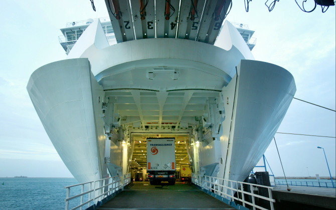 Embarquement des camions sur un navire de Brittany Ferries.

