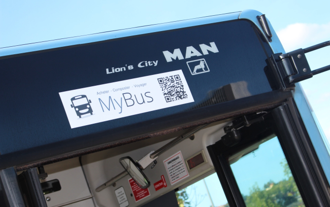 QR Code MyBus sur le pare-brise d'un bus.