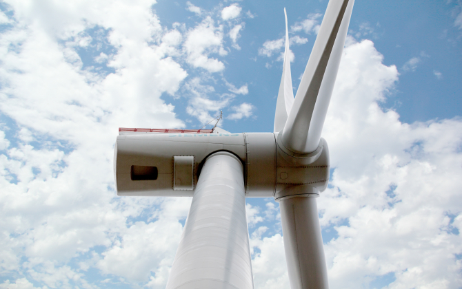 Siemens Gamesa a reçu de son client EDF Renouvelable, Enbridge et wpd, la commande ferme pour la fourniture de turbines éoliennes et un contrat de maintenance de 15 ans pour le parc éolien offshore de Fécamp, dont les turbines seront fabriquées dans la future usine d'éoliennes du Havre.