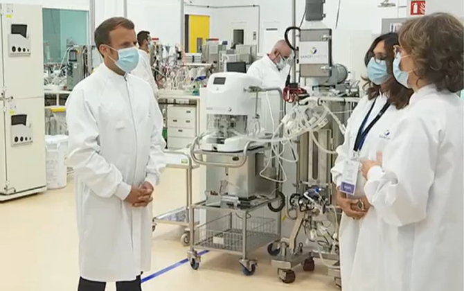 Emmanuel Macron en visite, mardi 16 juin, sur le site du laboratoire de Sanofi-Pasteur à Marcy-l'Etoile (Rhône) 