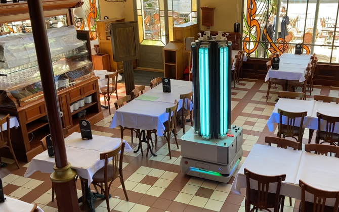 Le robot de désinfection a été testé dans un des restaurants du Puy du Fou qui vient de rouvrir ses portes. 