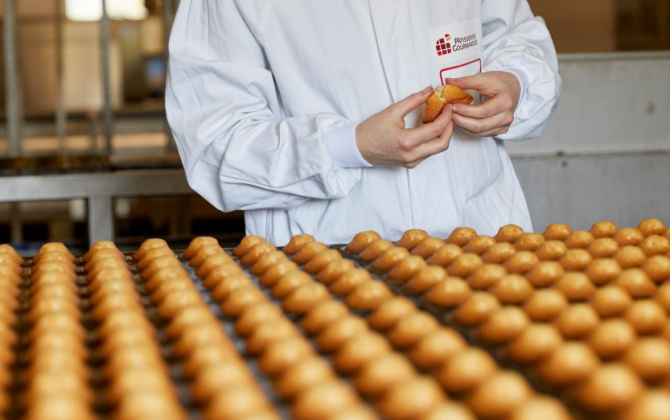Fabrication de madeleines sur un site de la filiale Pâtisseries Gourmandes du groupe breton Roullier