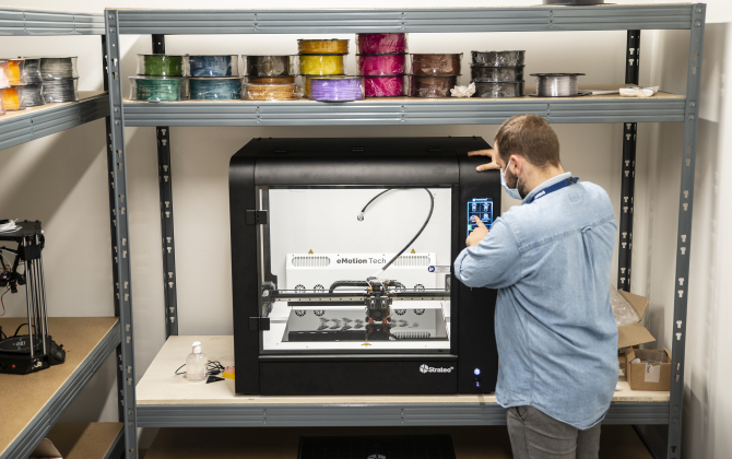 Ouvert depuis le mois de mai aux professionnels, le Roselab propose une cinquantaine de machines dont une imprimante 3 D conçue par la société toulousaine eMotion Tech.