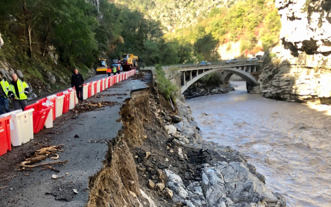 Des dizaines de kilomètres de route dans les vallées des Alpes-Maritimes ont été abimés ou totalement emportés par les eaux au passage de la tempête Alex le 2 octobre 2020.