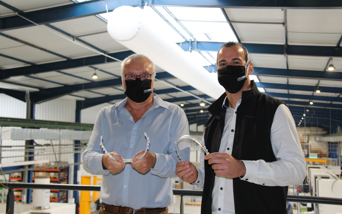 Samuel Guérin et Alain Lozach présentent le petit dernier de la gamme sanitaire : l’Oxawear, un dispositif de maintien de masque ajustable.
