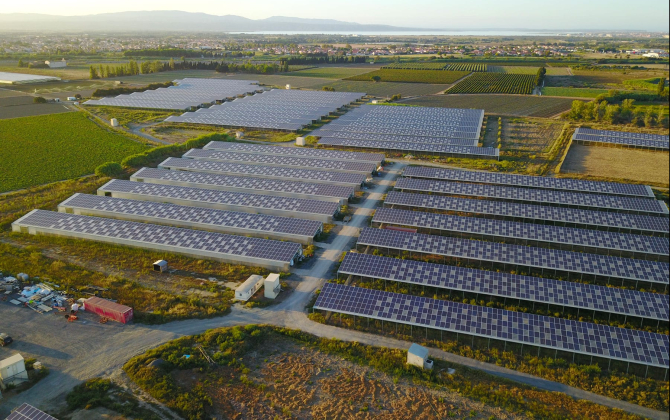 Le groupe Amarenco revendique la construction de 2000 infrastructures de production d'électricité solaire, que ce soit par des centrales au sol, des installations sur toiture, des ombrières de parking ou des serres photovoltaïques.