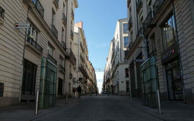 La rue Crébillon, dans le centre-ville de Nantes, d'ordinaire si passante, est déserte. 
