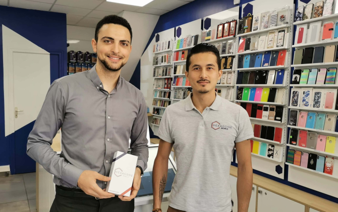 Amine Ben Abdallah (à gauche sur la photo) a créé Hexamobile dans sa chambre d’étudiant en 2015. En 2018, il a ouvert sa première boutique à Aix-en-Provence, dirigée par Raphaël Clair.
