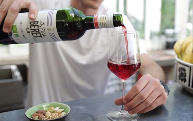 Un consommateur de la boisson au goût de vin produite par Le Petit Béret.