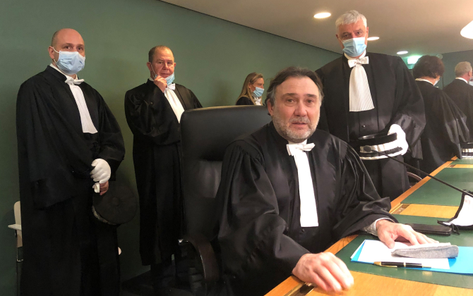 Le président du tribunal de commerce de Lyon Thierry Gardon (au centre), entouré de 18 juges 