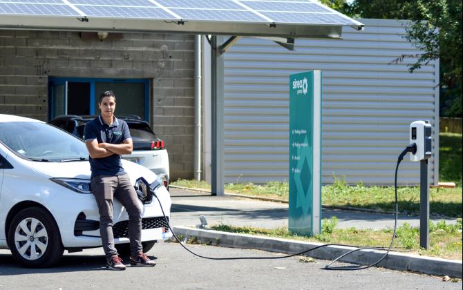 Début 2020, Sirea Group a installé sur son siège à Castres une ombrière photovoltaïque de 21 kWc pour alimenter son bâtiment : elle y a depuis ajouté une borne de recharge, issue de son catalogue, qui alimente ses trois véhicules électriques.