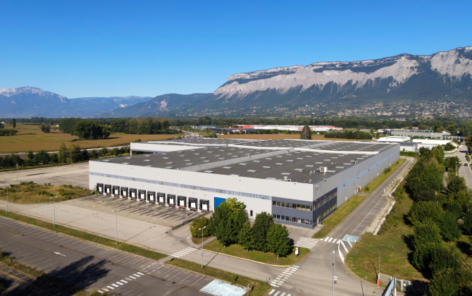 Snowleader va déménager en 2021 son stock à Versoud (Isère), dans un ancien entrepôt Caterpillar.