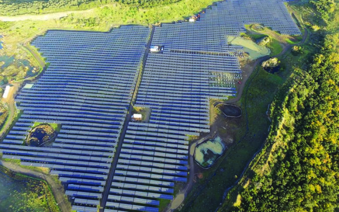 Urbasolar revendique déjà la construction de plus de 550 centrales solaires, comme ici à Nizas dans l’Hérault. 