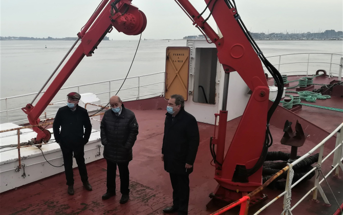 Le ministre de l'Europe et des Affaires étrangères Jean-Yves Le Drian (au centre) à la rencontre des pêcheurs bretons le 4 janvier 2021