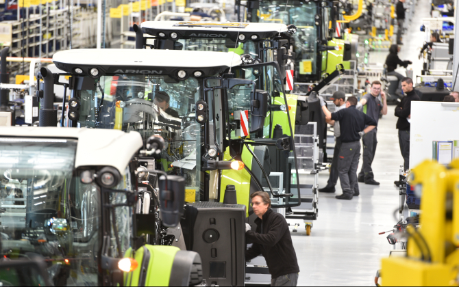 Au Mans, les 650 salariés du groupe Claas produisent chaque année 10 000 tracteurs. Un chiffre appelé à croître de 30% en 2025.