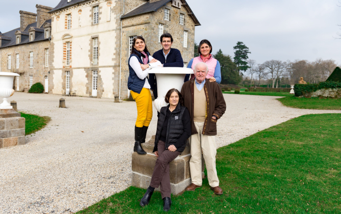 La famille de La Chesnais, exploitante du Domaine des Ormes à Épiniac, en Ille-et-Vilaine. Le village vacances espère pouvoir fonctionner correctement en 2021.
