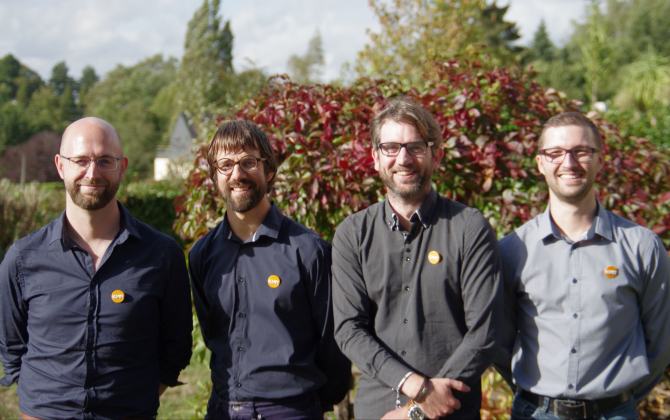 Jérémy Bouétard, Frédéric Grelot, Cyrille Vignon et Valérian Comiti, quatre anciens ingénieurs cadres de la Direction générale de l'armement, ont cofondé la start-up Glimps à Rennes fin 2019.