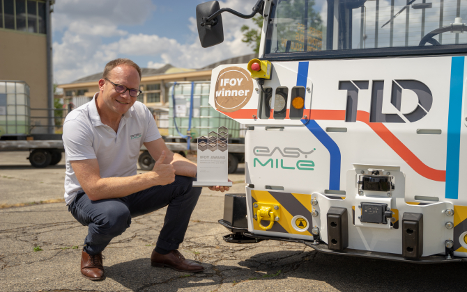 Le directeur général d’EasyMile Benoît Perrin devant le tracteur logistique TractEasy, lauréat en 2020 du trophée IFOY Award de meilleur véhicule autonome au monde.