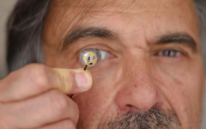Jean-Louis de Bougrenet, chercheur à l'IMT Atlantique et cofondateur de Cylensee, présente le prototype de sa lentille connectée capable de changer de couleur. 