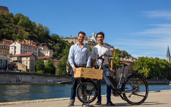 Jordan Suchet et Kervin Castanhola, cofondateurs de JoKer Bike, commercialisent une fourche permettant de transformer un vélo en vélo cargo. Ils comptent en écouler plus de 500 unités en 2021.