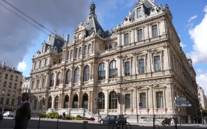 Installée au sein du palais de la Bourse à Lyon, la CCI Lyon Métropole Saint-Etienne Roanne va connaître une révolution de son organisation.