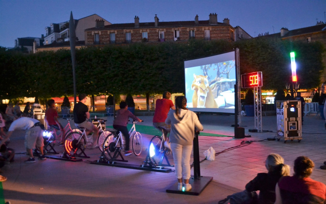 Ludikénergie propose des animations avec ses vélos producteurs d’énergie, qui permettent par exemple, en pédalant, de faire fonctionner un écran de cinéma.