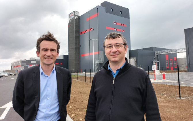 Sébastien Floc’h, directeur général de Sill Entreprises et Yannick Fallourd, directeur du site de Landivisiau devant la nouvelle usine de poudre de lait.