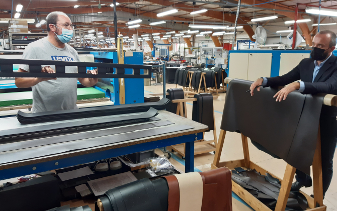Orca Accessoires, lauréate de France Relance, investit 850 000 euros pour moderniser des outils de production de ceintures en cuir, à Fougères. Elle est dirigée par Flavien de la Portbarré (à droite).