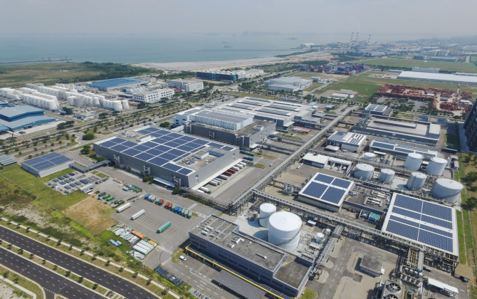 Le fabricant norvégien de panneaux photovoltaïques REC, déjà présent à Singapour, n’a toujours pas confirmé son intention de s’installer à Hambach (Moselle). Près de 2 500 emplois sont en jeu.