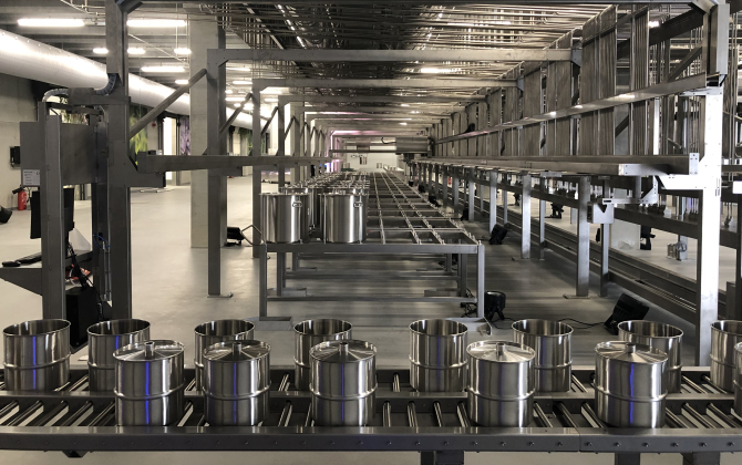 Au sein de la nouvelle usine de Technicoflor à Allauch, un automate disposant de trois lignes de production de plus de 40 mètres de long prépare les commandes à partir de 523 matières premières.