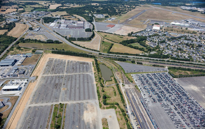 L'usine Stellantis de Rennes La Janais, vue du ciel.