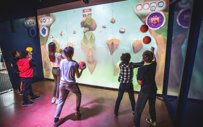Via des capteurs et vidéoprojecteurs, NeoXperiences transforme un mur en écran tactile et interactif. Le joueur peut ainsi actionner des objets de la main ou viser des cibles avec un ballon. Qu’il s’agisse de faire du foot contre des extraterrestres, ou de jouer à "Angry Birds".