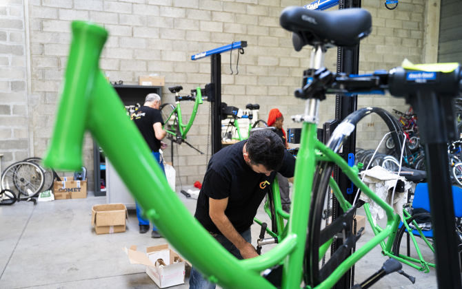 En 2021, Vélogik multiplie les initiatives. À Villeurbanne, la société remet en état avec l’Atelier Estime les 10 000 vélos de l’opération Free Vélo’V.