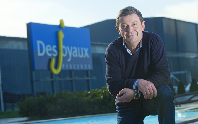 Jean-Louis Desjoyaux, le PDG des piscines Desjoyaux dans la Loire mise sur son centre d’apprentissage pour pallier la pénurie de main-d’œuvre qualifiée.