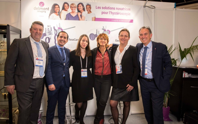 Pierre Montillot (à droite), président de Delmont Imaging et l'équipe "ventes et marketing" à l'occasion du salon de Gynécologie Paris Santé Femme, fin janvier 2020, juste avant le confinement. 