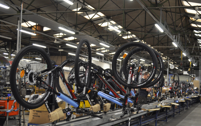 Chaîne d'assemblage des vélos de la Manufacture française du cycle dans l'usine de Machecoul d'où sortent 500 000 unités en 2021.