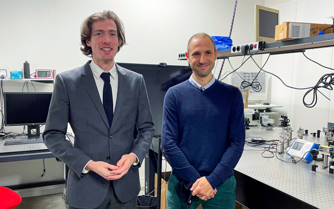 Gautier Papon et Arnaud Royon ont cofondé Argolight en 2012. L’entreprise est implantée à la Cité de la photonique de Pessac, au sein de la SEML Route des Lasers.