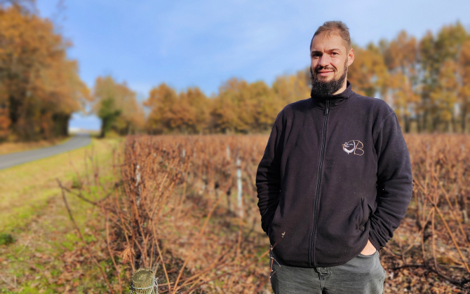 Josselin Bouet, un jeune vigneron installé au Pallet, pense à la diversification avec l’élevage de cochons.