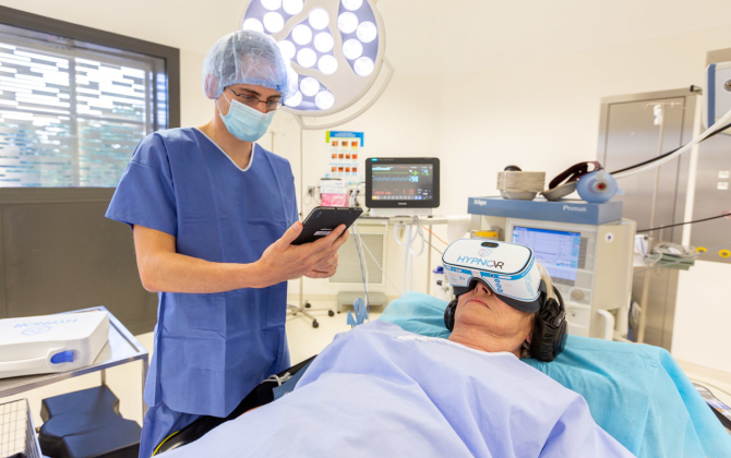 Le casque en réalité virtuelle d’Hypno VR permet désormais d’utiliser la thérapie d’hypnose médicale pour améliorer la gestion de la douleur et de l’anxiété lors de soins dentaires.
