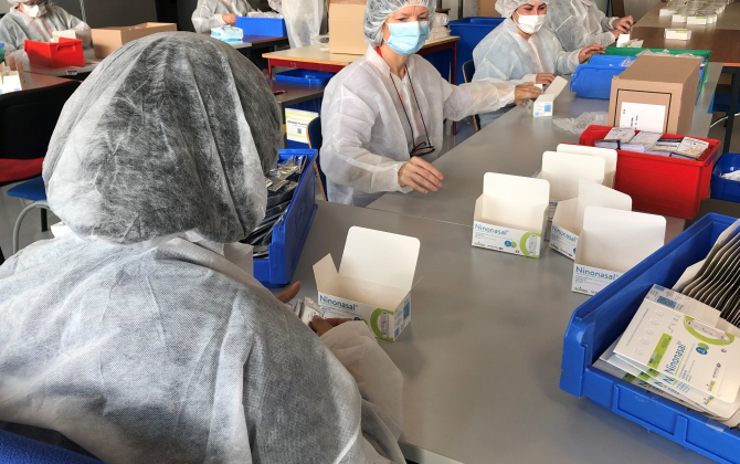 Le conditionnement des autotests antigéniques NG Biotech est réalisé dans une salle blanche des laboratoires Boiron à Messimy (Rhône).