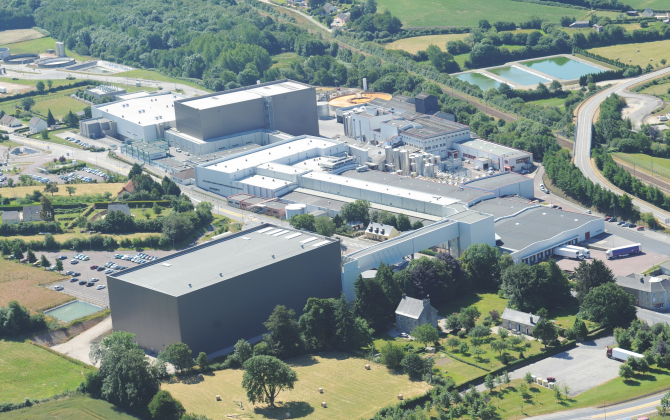 Le site des Maitres Laitiers du Cotentin à Sottevast (Manche) accueille tous les jours plus d’un million de litres de lait, qui sont ensuite transformés sur 40 lignes de production.
