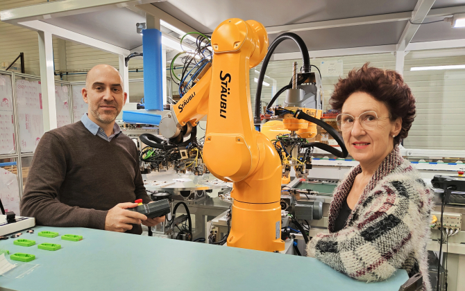 Sébastien Pervis, directeur opérationnel, et Fabienne Bourdais-Galmard, présidente de Robot System, une société qui conçoit des machines équipées de robot.