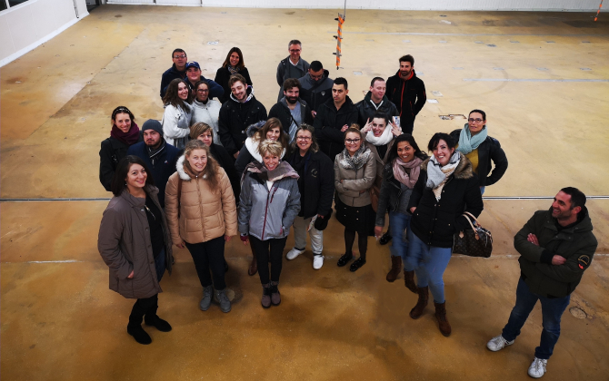 Une partie de l’équipe de la Laiterie La Côtière découvre les 1 500 m² du futur atelier de fabrication où seront transformés 20 000 litres de lait par semaine.