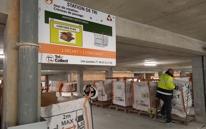 Une station de tri installée sur un chantier par Tri'n'collect permet aux ouvriers de trier sur site les différents déchets du bâtiment.